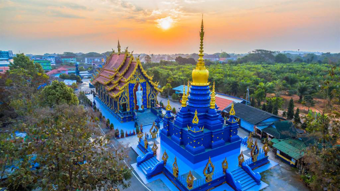 Check in chùa Wat Rong Seua Ten màu xanh nổi bật tại đất Nước Thái Lan - ảnh 1